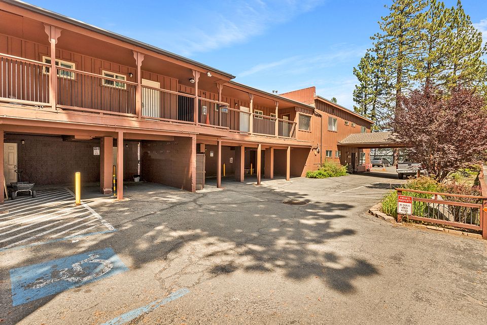 The street side of the Beachcomber Inn and its parking lot