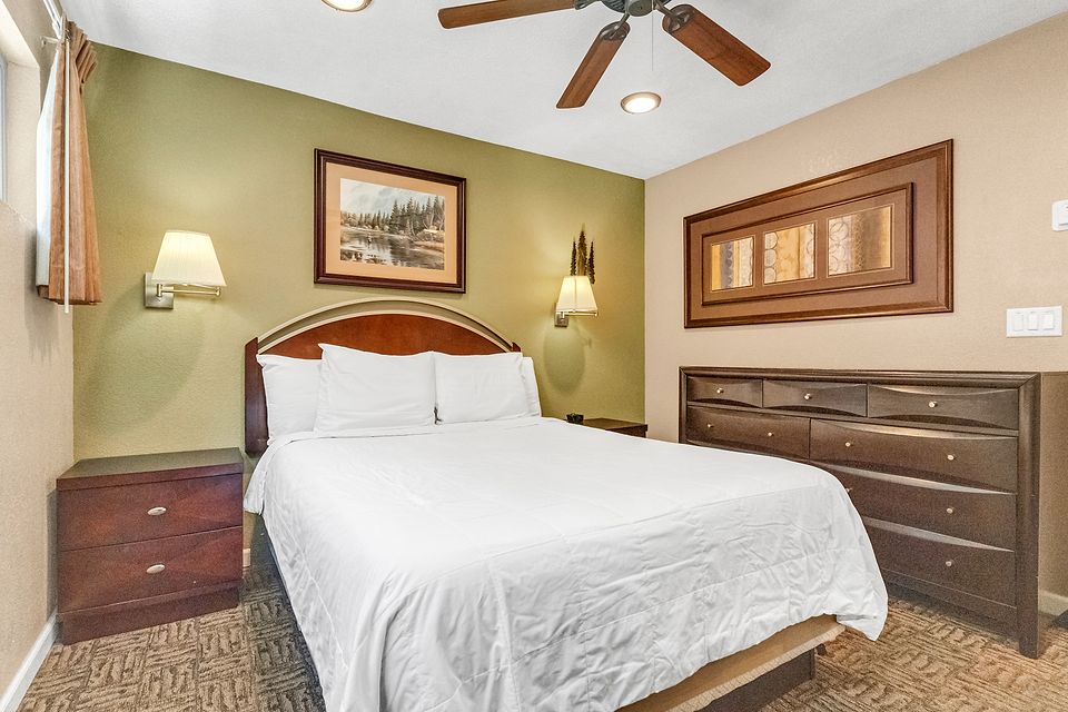 Bedroom, Unit E at the Beachcomber Inn