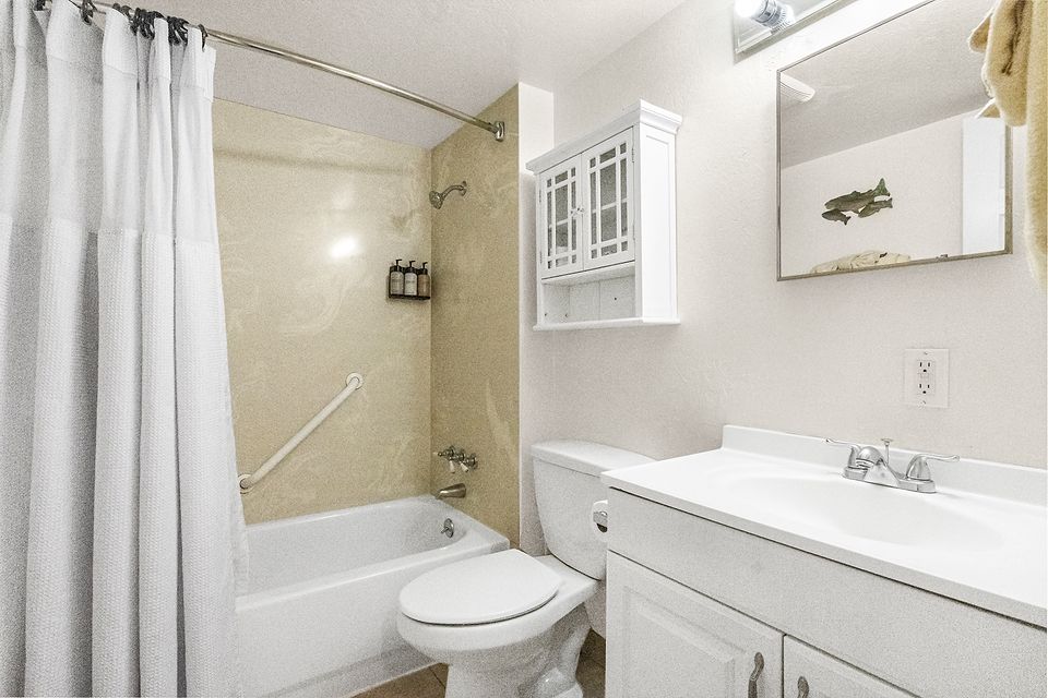 Bathroom with a tub and shower, Unit E at the Beachcomber Inn