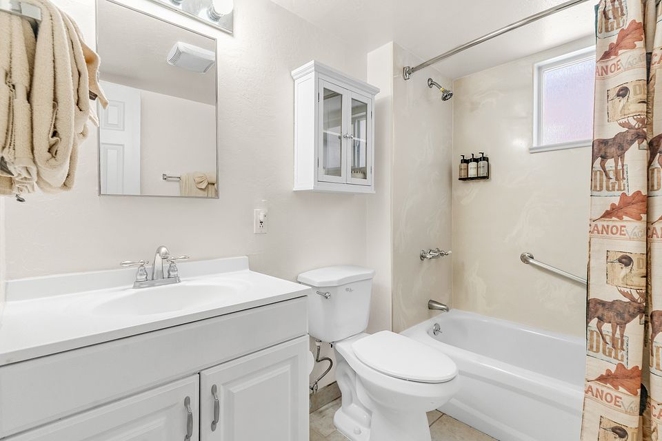 Bathroom with a tub and shower, Unit F at the Beachcomber Inn