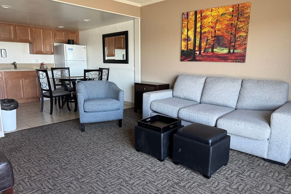 Living room, Unit G at the Beachcomber Inn