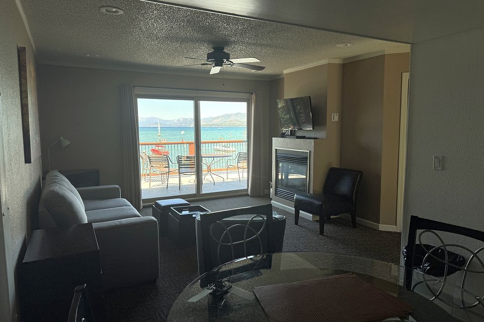 Living room, Unit G at the Beachcomber Inn