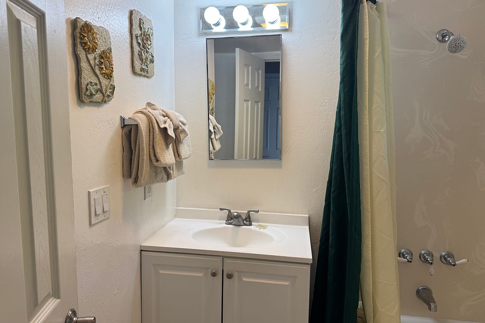 Bathroom, Unit G at the Beachcomber Inn