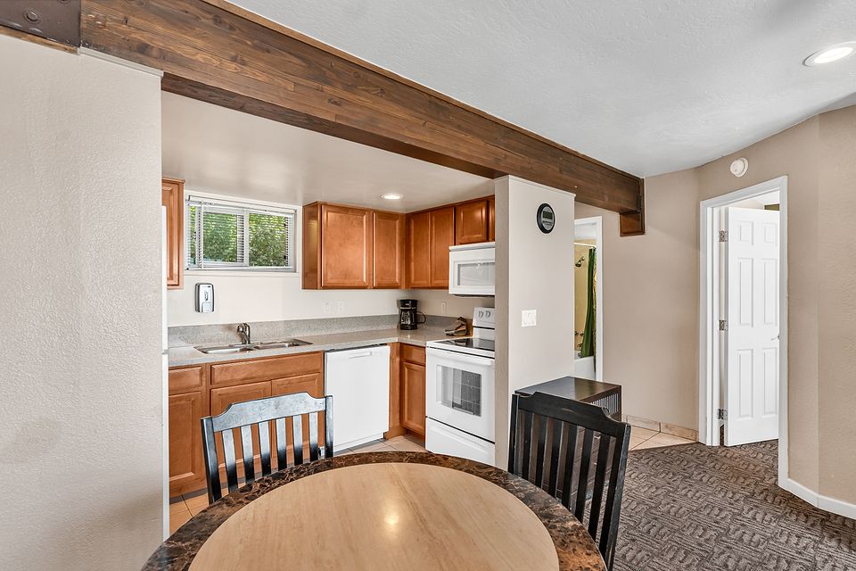 Full kitchen, Unit H at the Beachcomber Inn