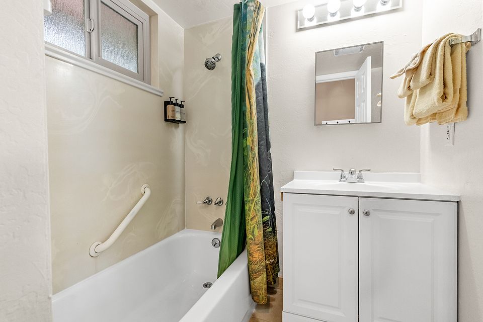 Bathroom with a tub and shower, Unit H at the Beachcomber Inn