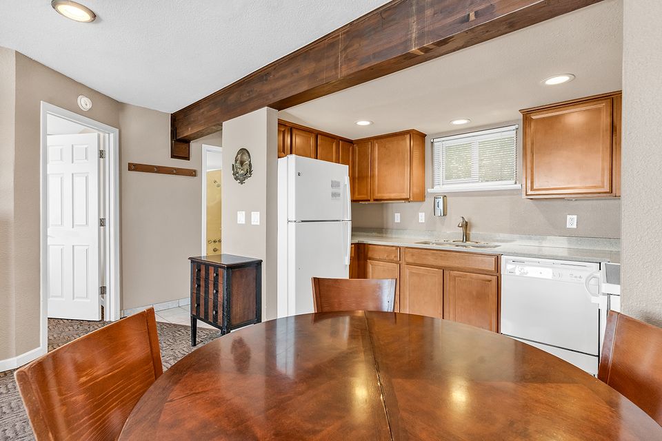 Dining table and full kitchen, Unit I at the Beachcomber Inn