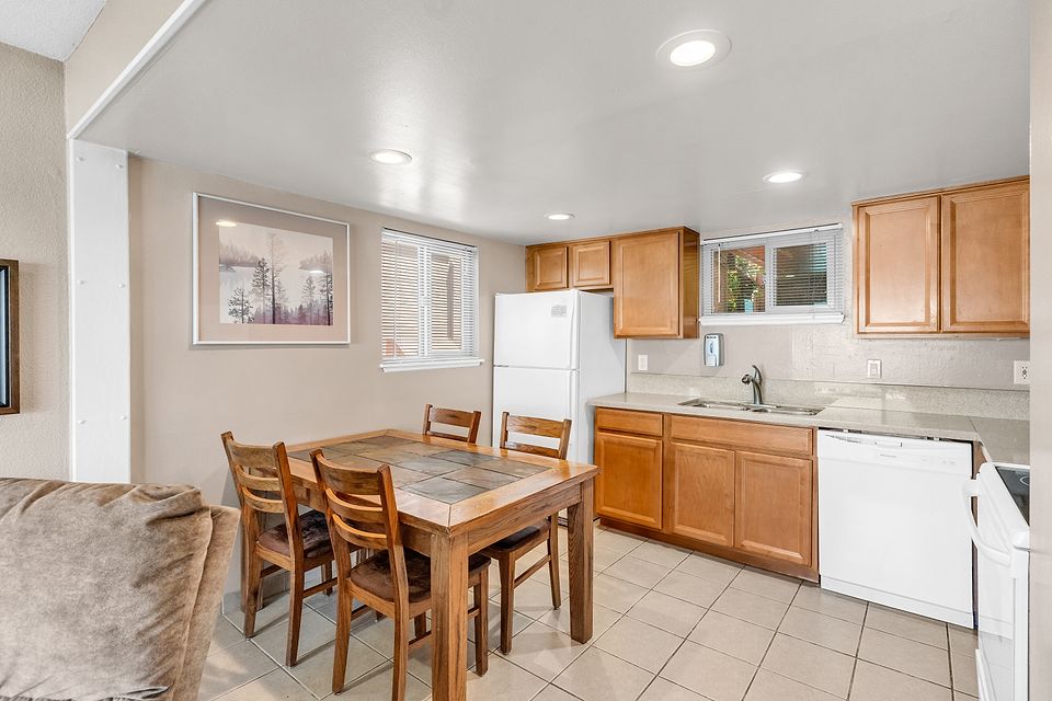 Dining table and full kitchen, Unit J at the Beachcomber Inn