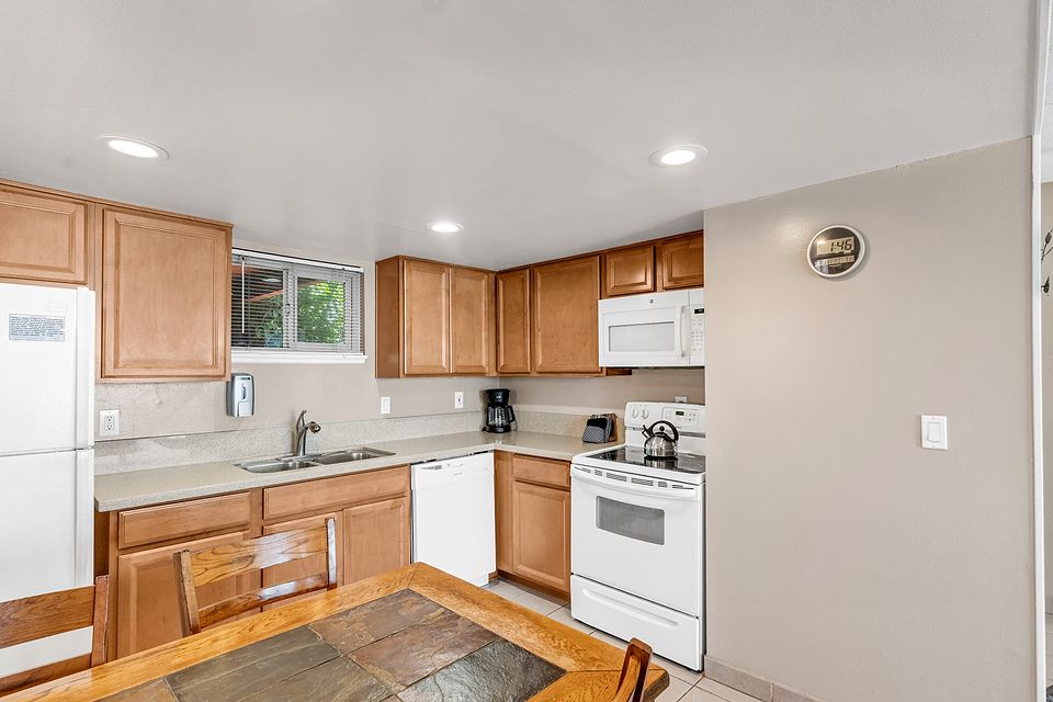 Full kitchen, Unit J at the Beachcomber Inn