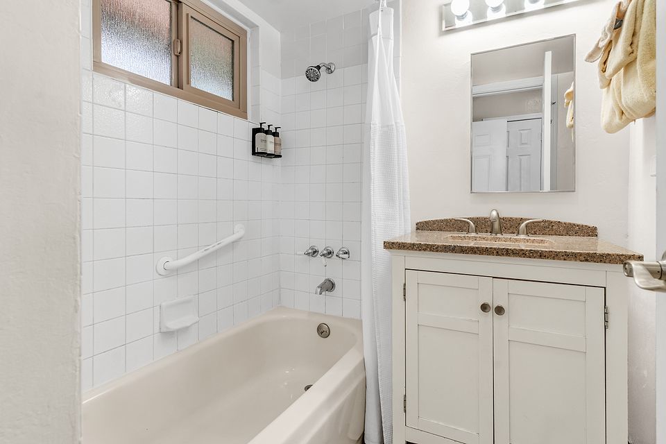 Bathroom with a tub and shower, Unit J at the Beachcomber Inn