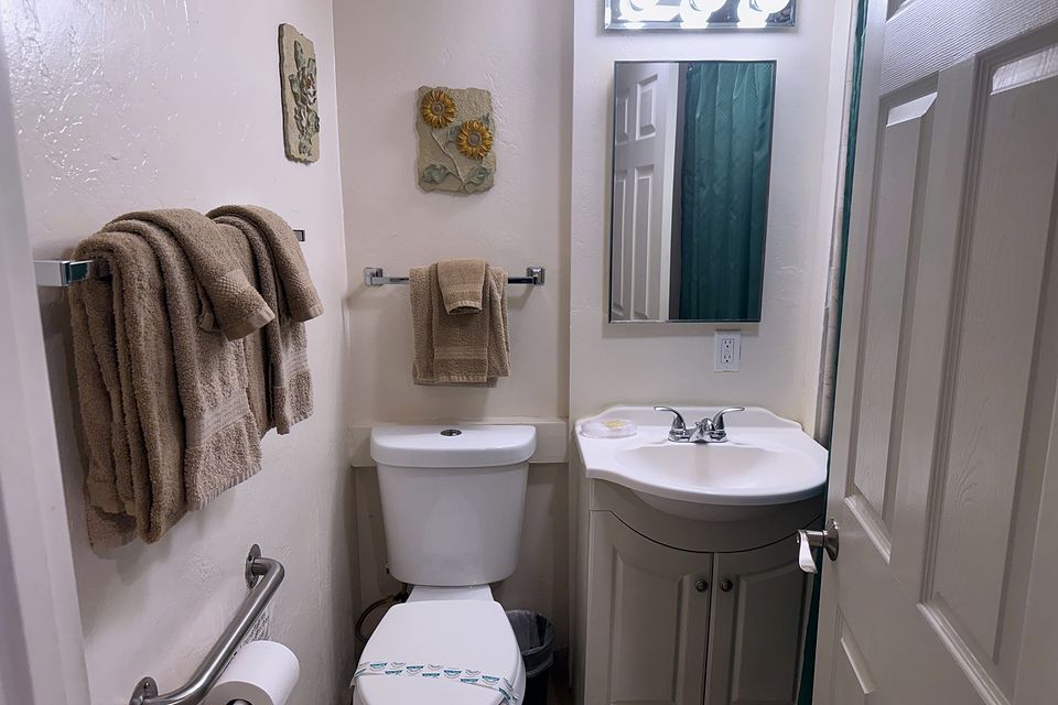 Bathroom, Unit K at the Beachcomber Inn