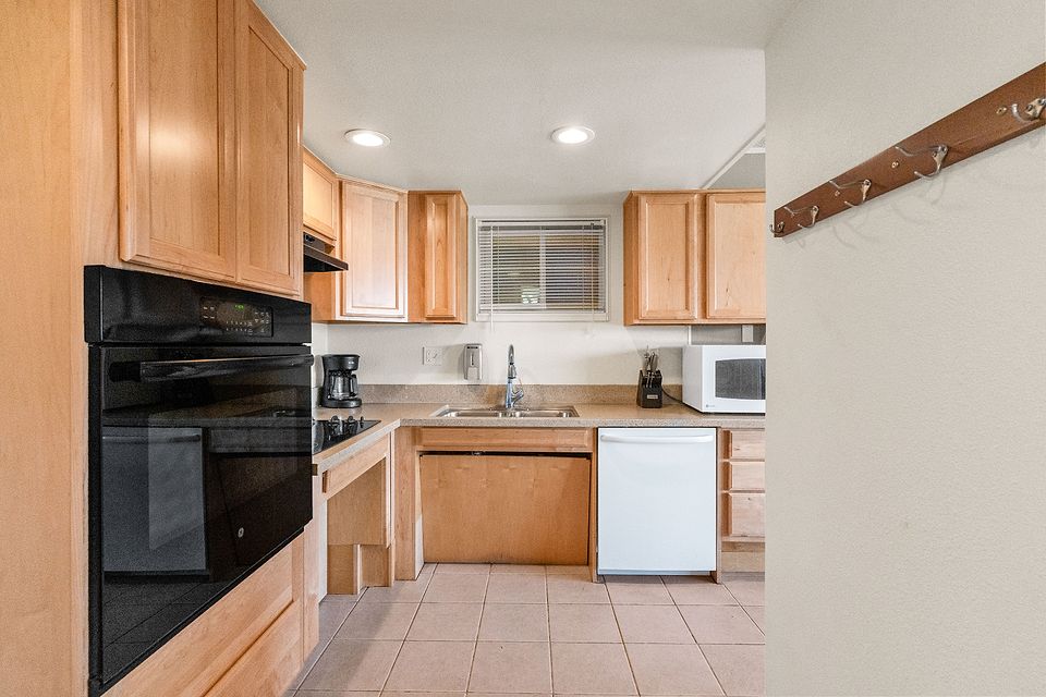 Full kitchen, Unit L at the Beachcomber Inn