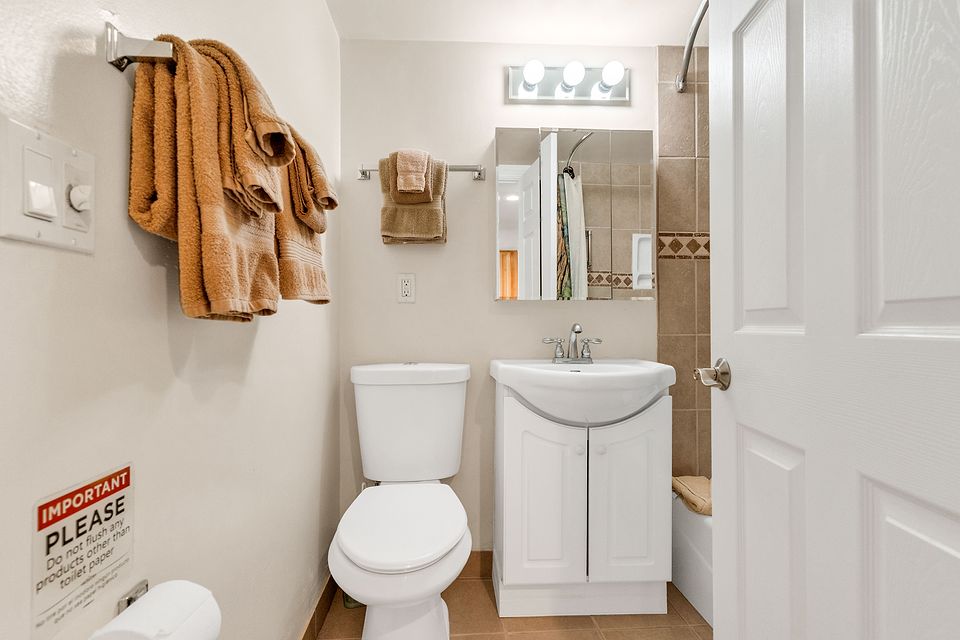 Bathroom with a tub and shower, Unit L at the Beachcomber Inn