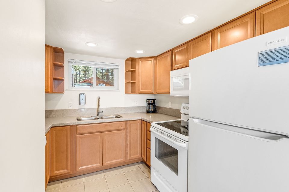 Full kitchen, Unit M at the Beachcomber Inn