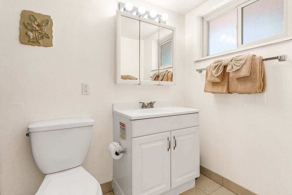 Bathroom, Unit M at the Beachcomber Inn