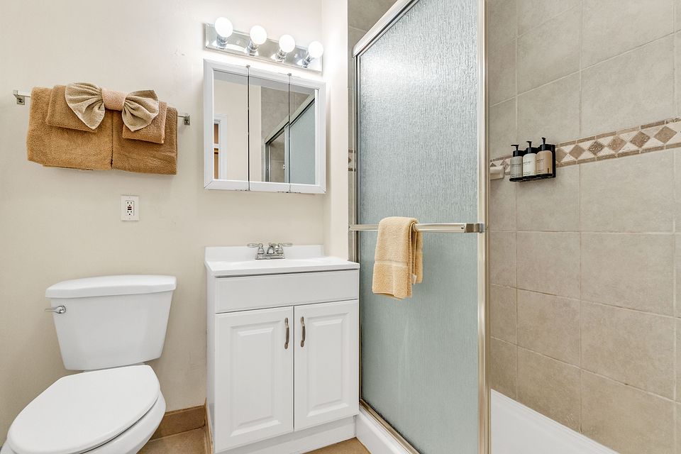 Second bathroom with a walk-in shower, Unit M at the Beachcomber Inn