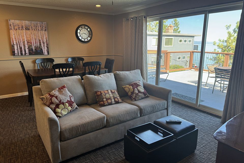 Living room, Unit N at the Beachcomber Inn