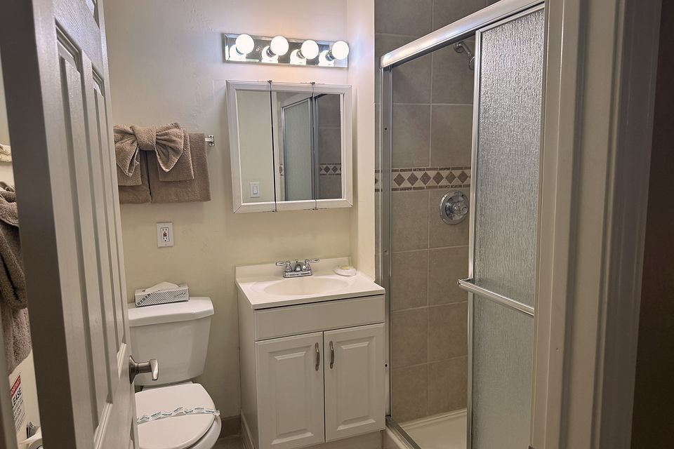 Bathroom, Unit N at the Beachcomber Inn
