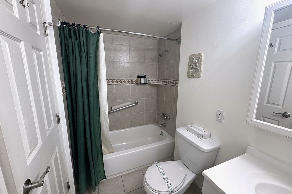 Bathroom, Unit N at the Beachcomber Inn
