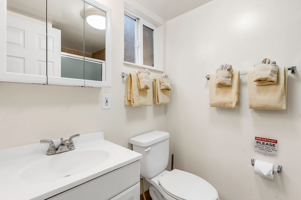 Bathroom, Unit O at the Beachcomber Inn