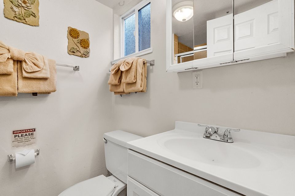 Bathroom, Unit P at the Beachcomber Inn