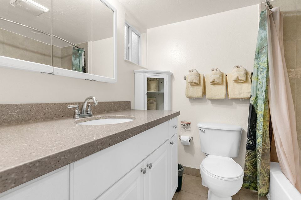 Bathroom, Unit Q at the Beachcomber Inn