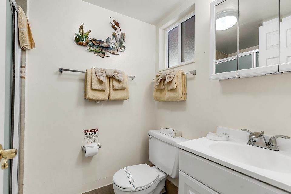 Bathroom, Unit S at the Beachcomber Inn