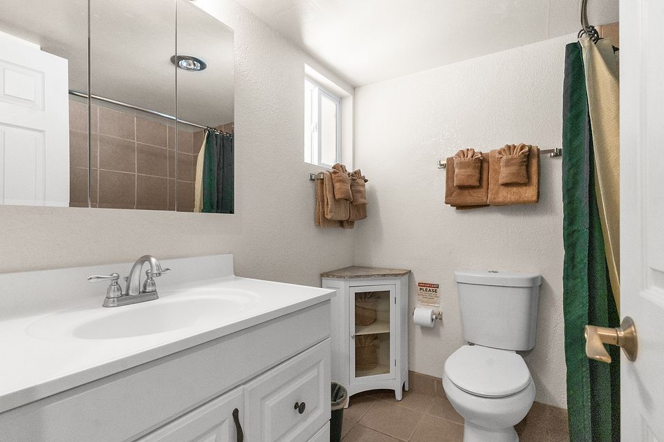 Bathroom, Unit T at the Beachcomber Inn